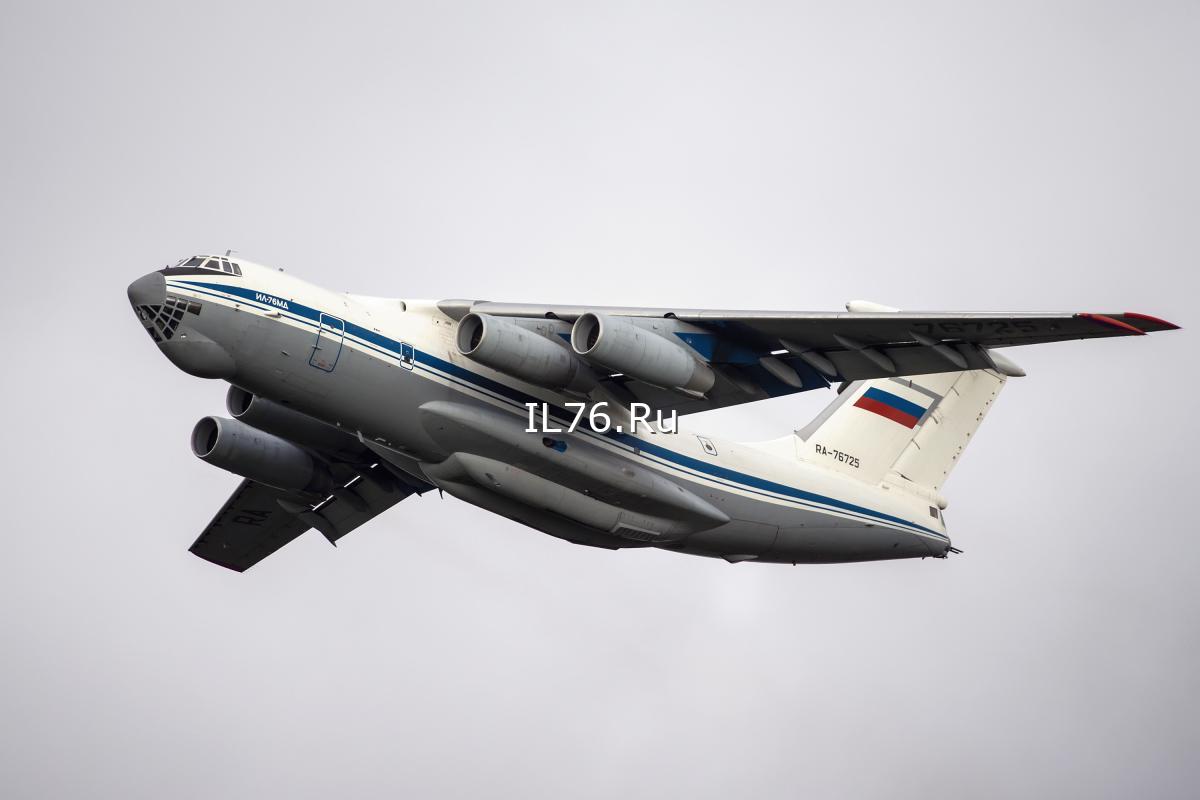 Самолет Ил-76МД в полете